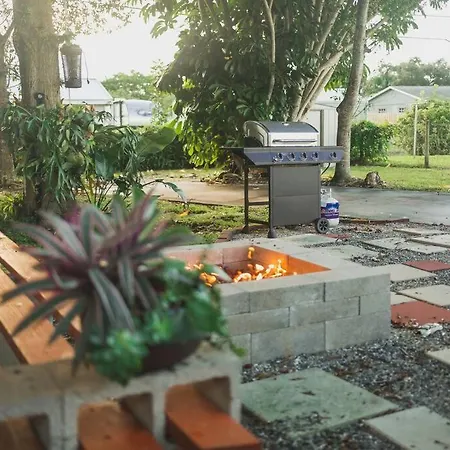 Charming Home, Minutes From The Beach